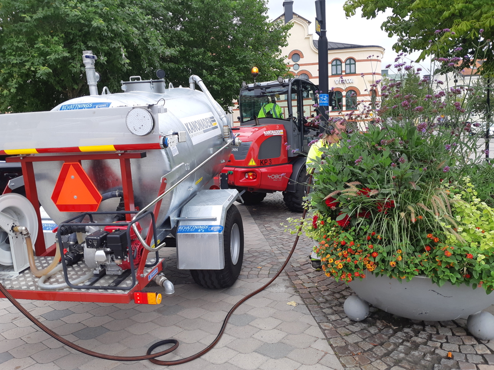 Traktor som ger näring till blommor. 