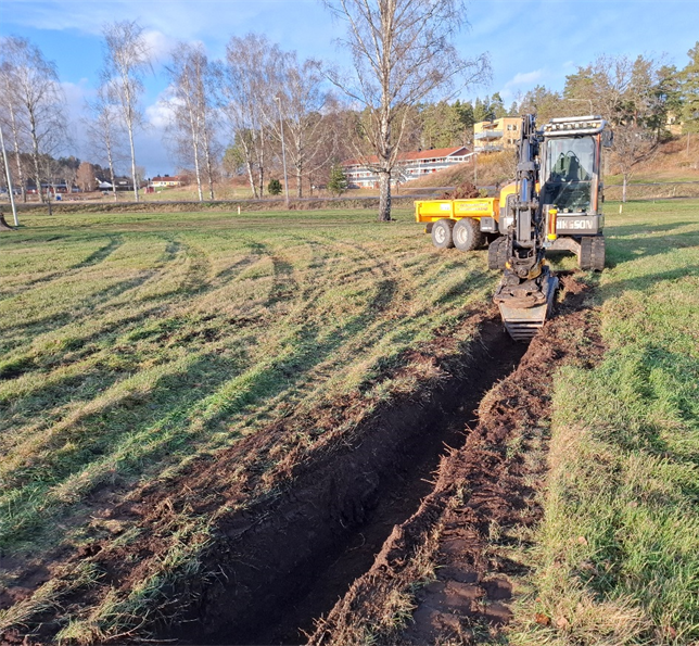 Traktor som gräver fåra. 
