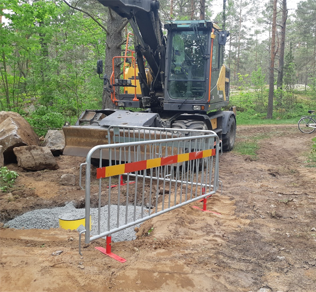 Traktor och stängsel.