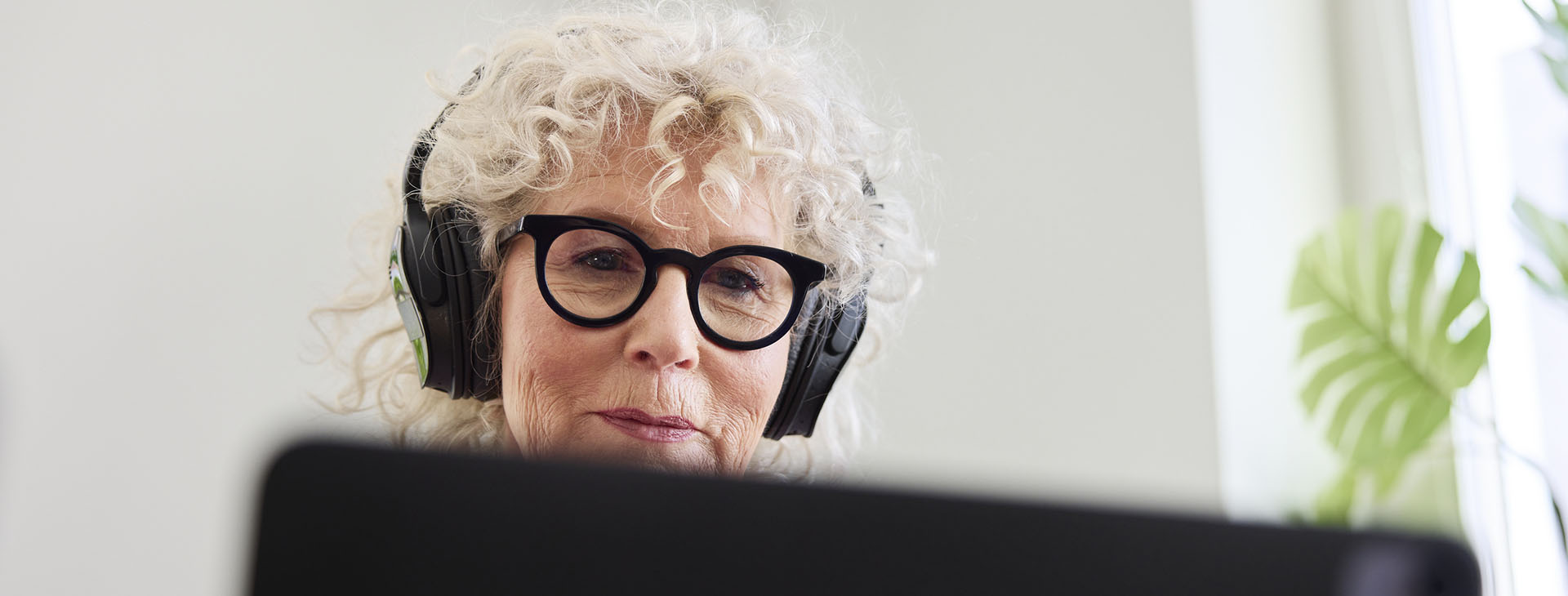 Kvinna framför en dator