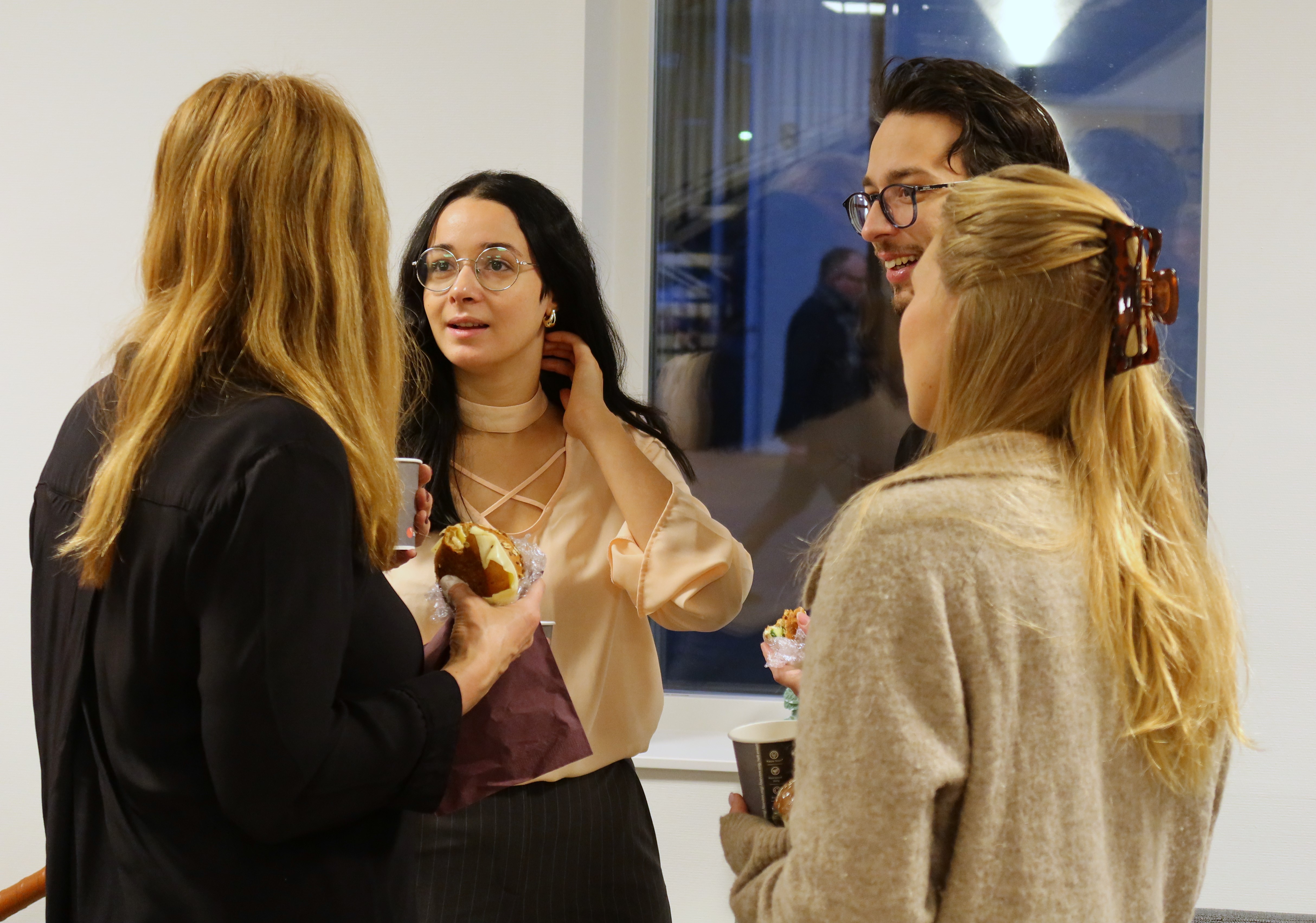 Personer i samtal i samband med näringslivsfrukost på Campus Västervik