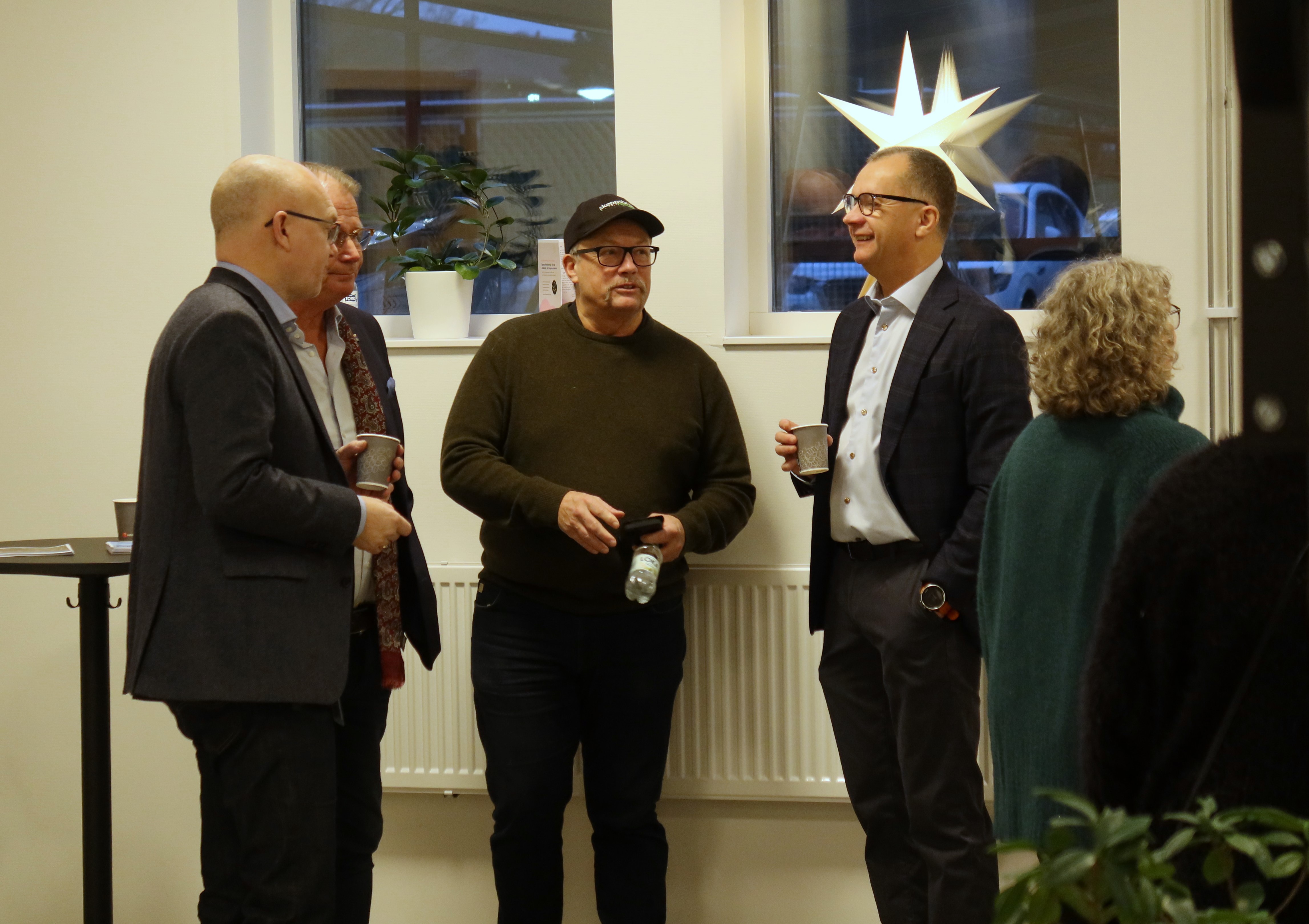 Personer i samtal i samband med näringslivsfrukost på Campus Västervik