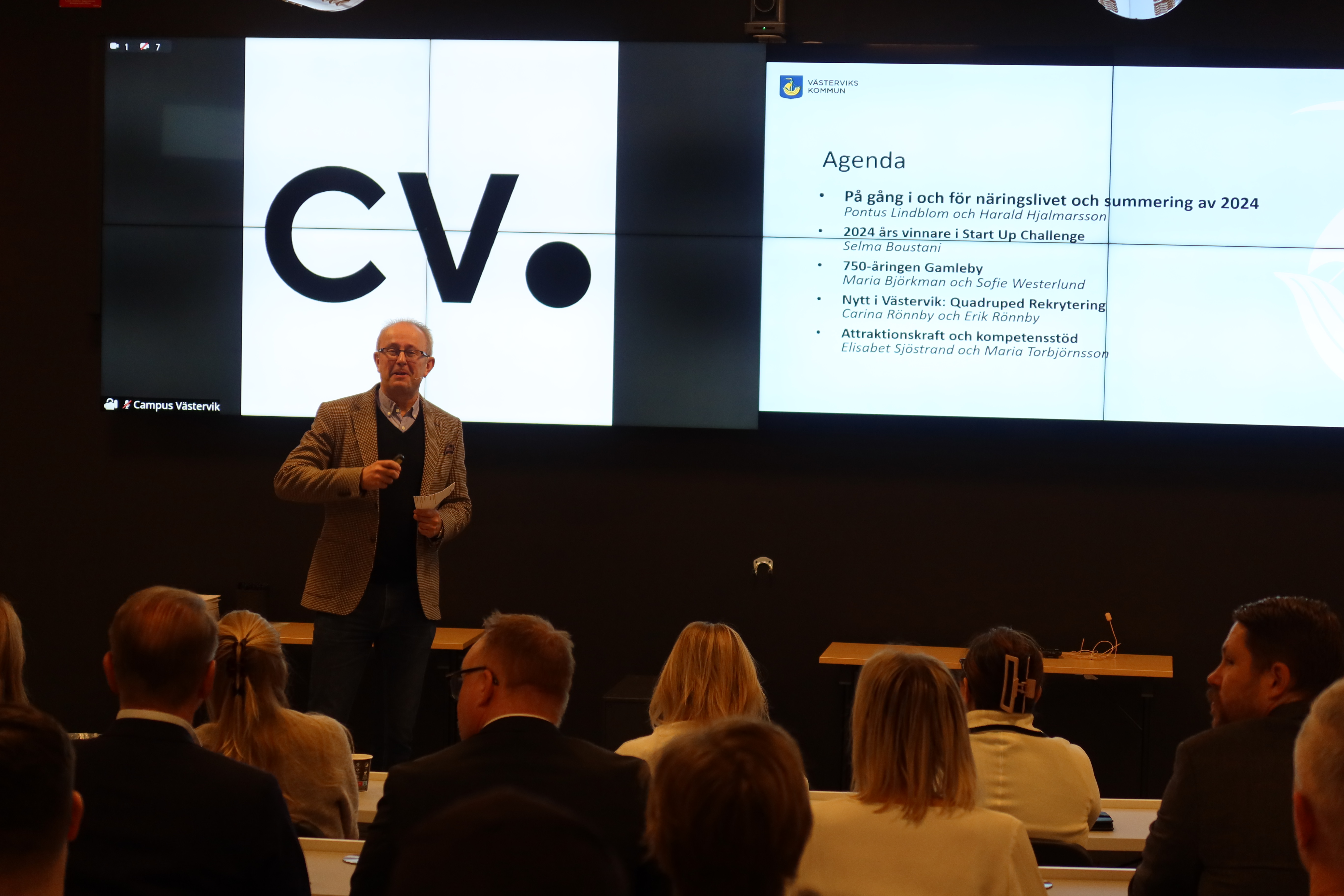 Näringslivschef Pontus Lindblom på scenen vid en tidigare näringslivsfrukost på Campus Västervik.