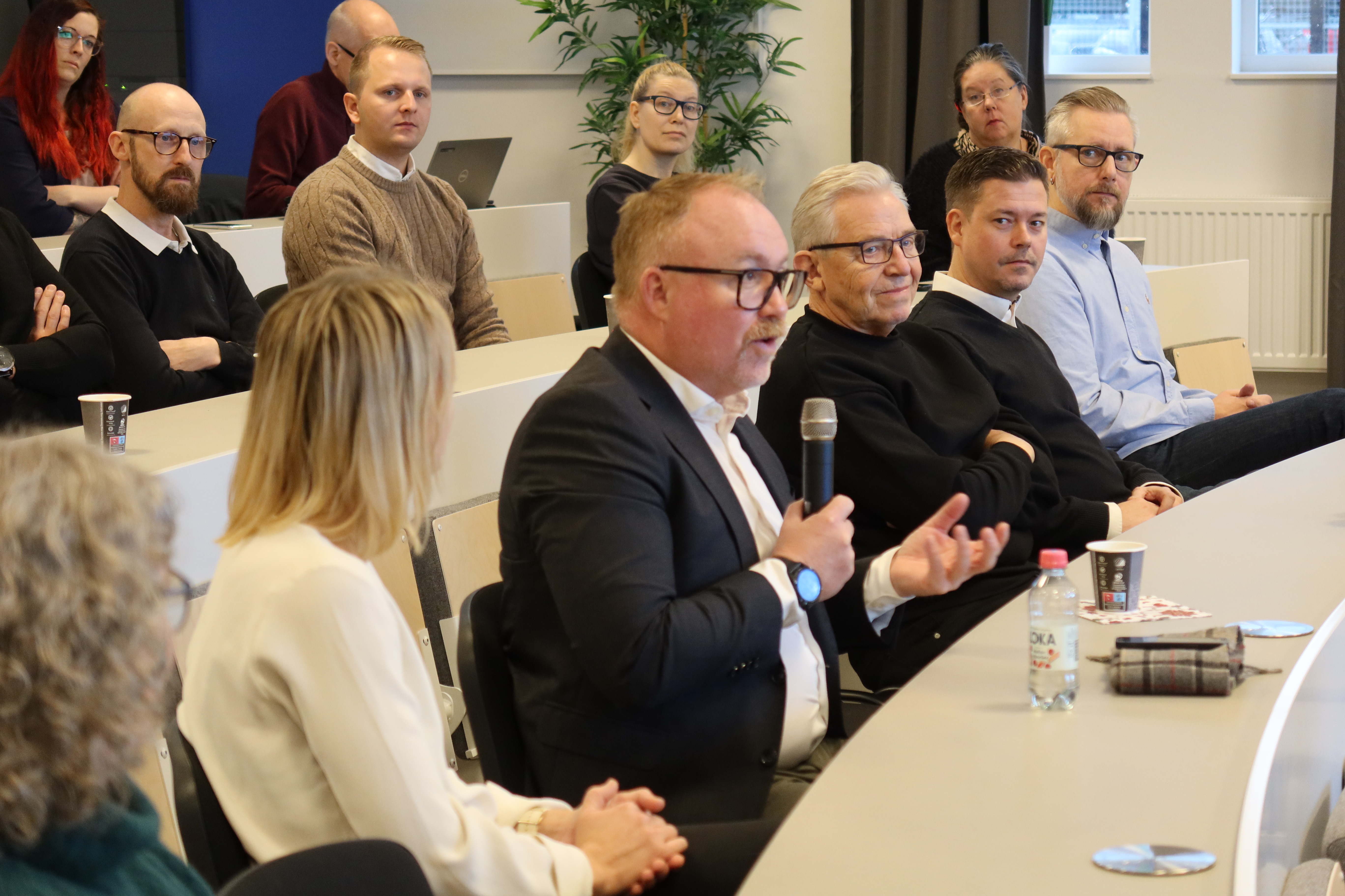 Personer i samtal från en tidigare näringslivsfrukost på Campus Västervik