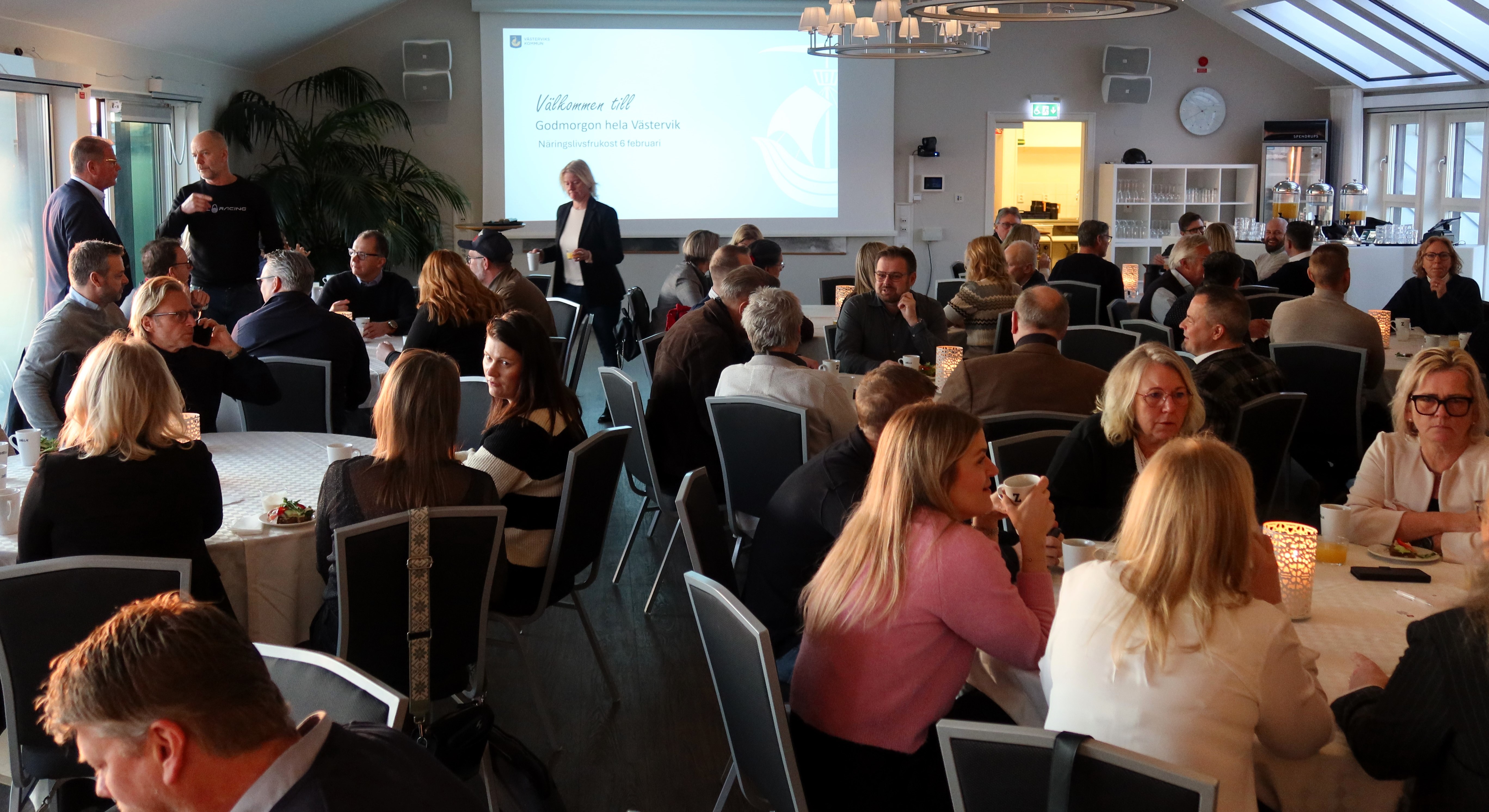 Deltagare från näringslivsfrukosten den 6 februari äter frukost och nätverkar