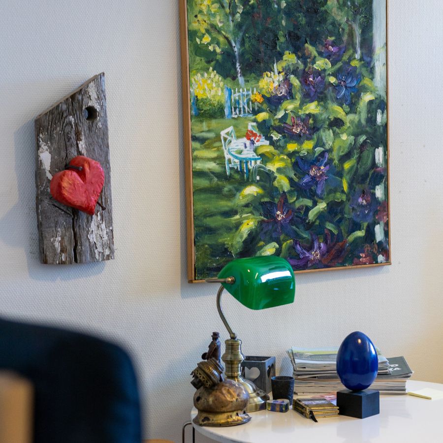 En tavla i ram och ett hjärta på väggen i ett rum.