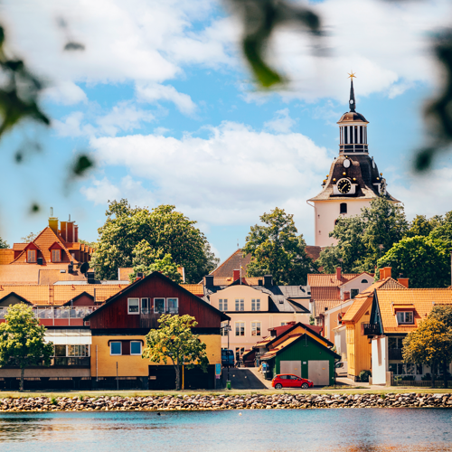Vy över Västervik med hus och kyrktorn.