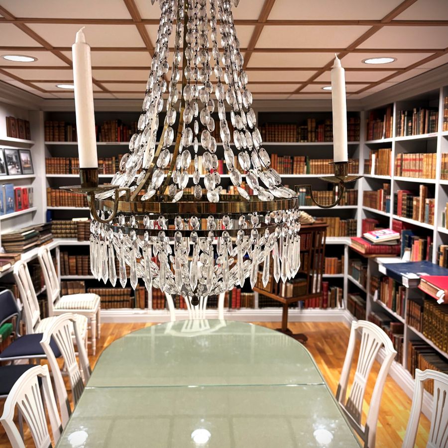 Kristallkrona med bord och massor av gamla böcker.