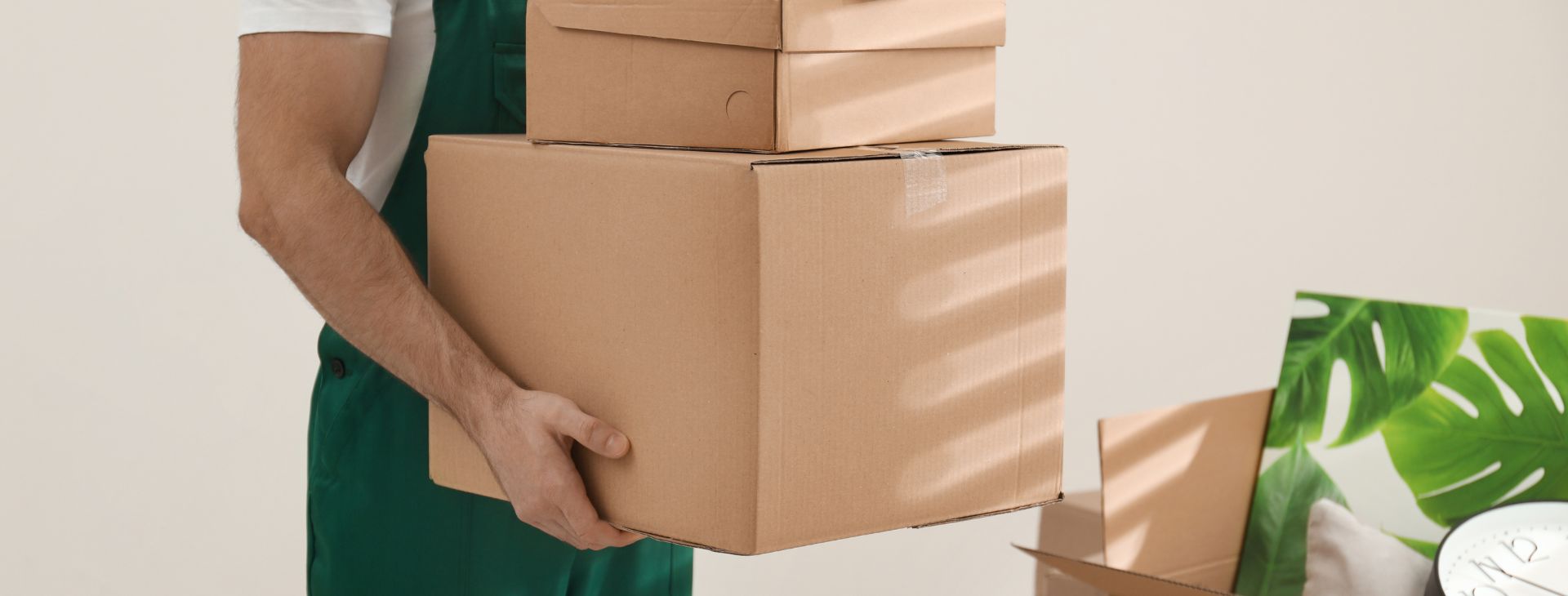 Person som bär flyttkartonger.