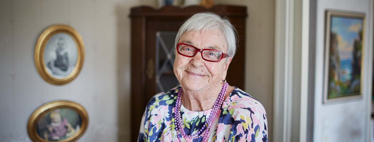 Äldre personer vid fikabord