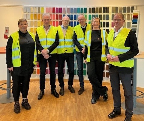 En grupp människor i reflexväst. 