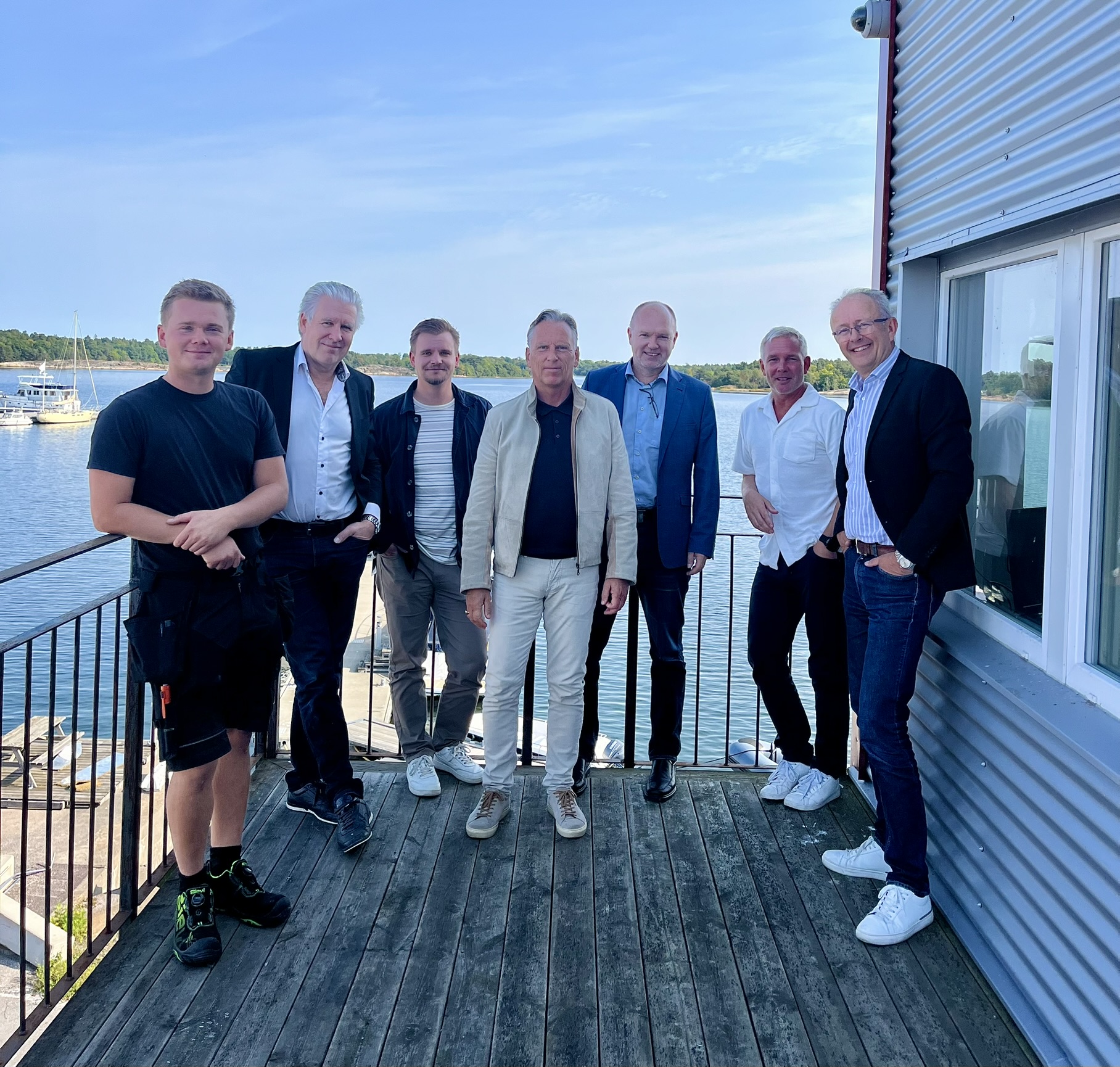 En grupp människor som står på däck på husbåt. 