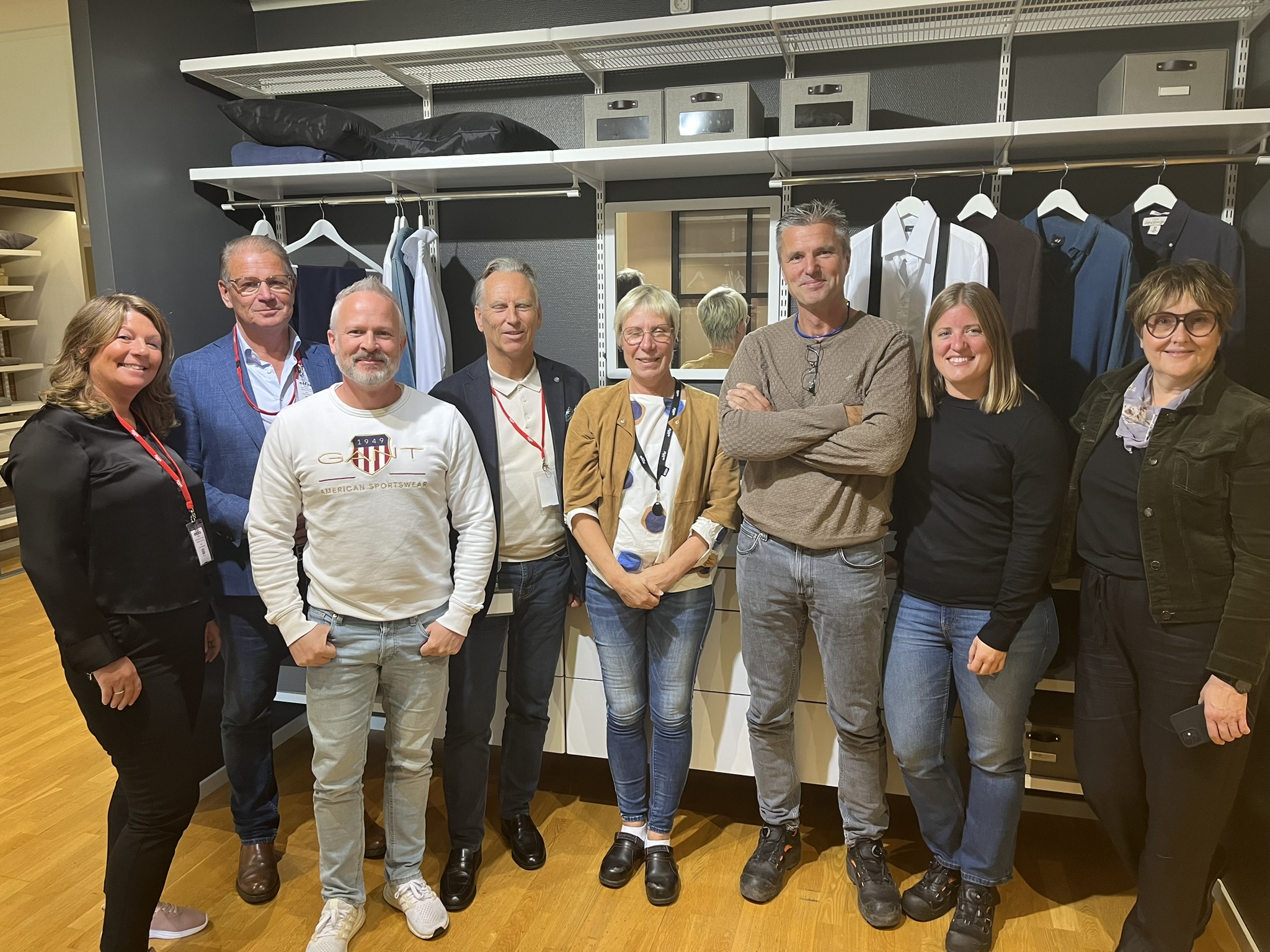 En grupp människor framför garderob. 