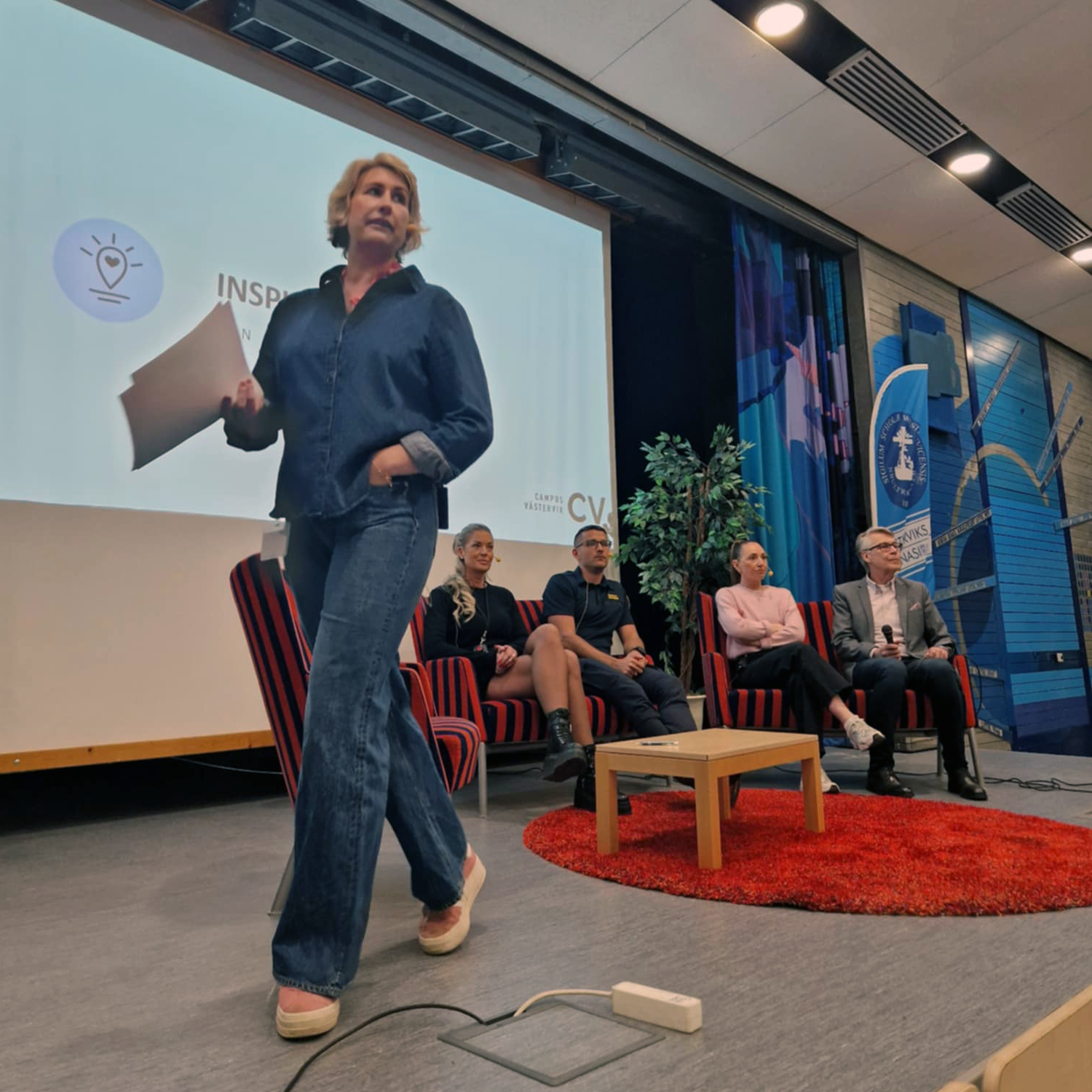 Moderatorn Sara Nordling intar scenen.