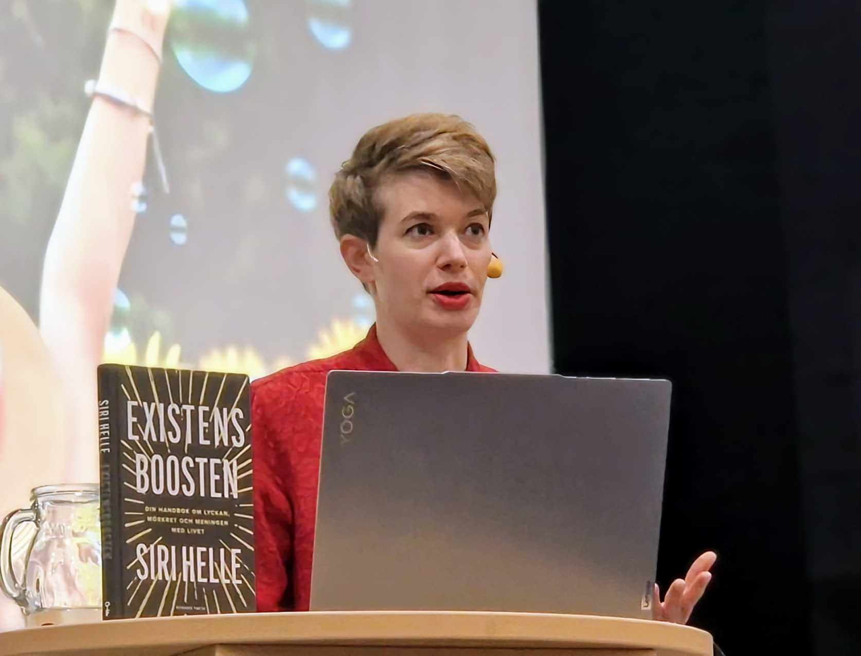 Siri Helle pratar på scen.