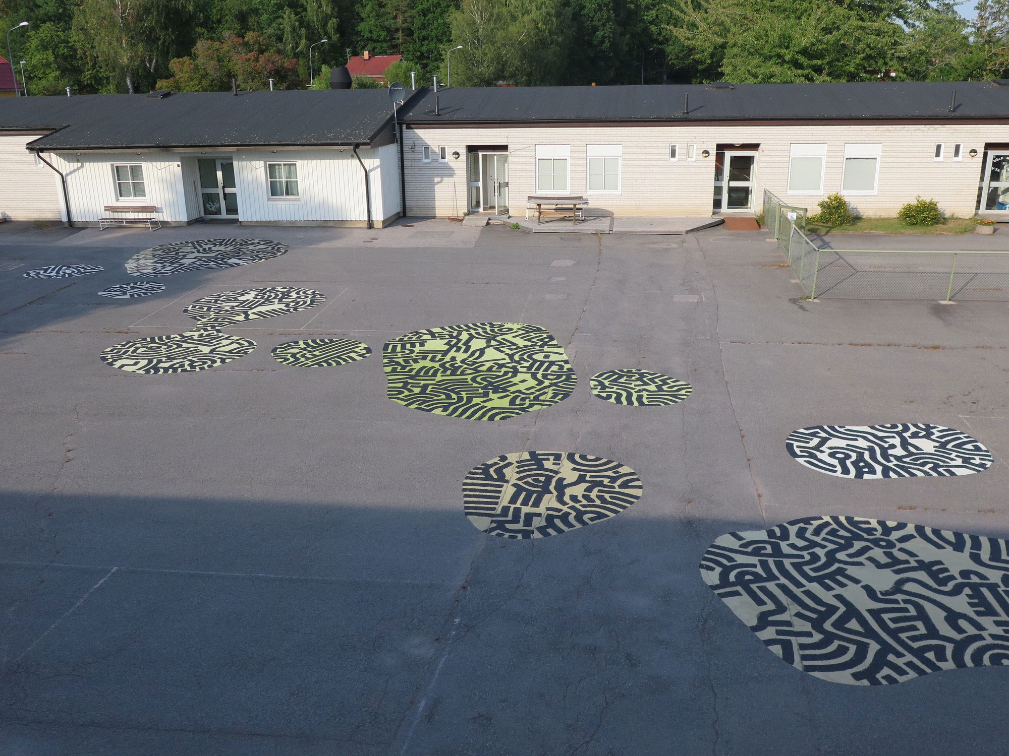 Flera markmålningar med nonfigurativa figurer.