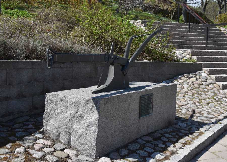 Plog på ett stenfundament. 