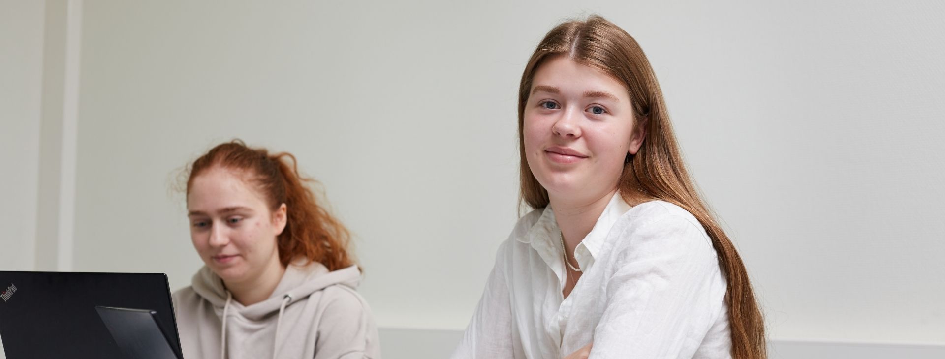 Två tjejer vid en laptop.
