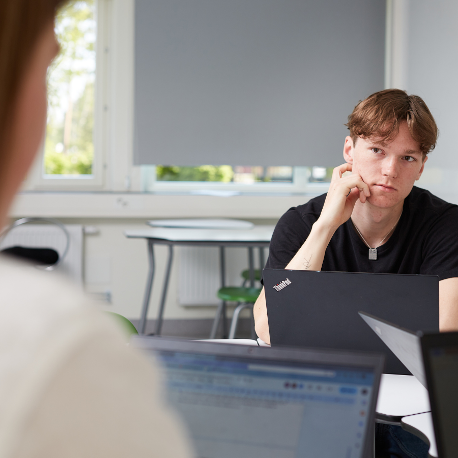 Elev som sitter och funderar. 