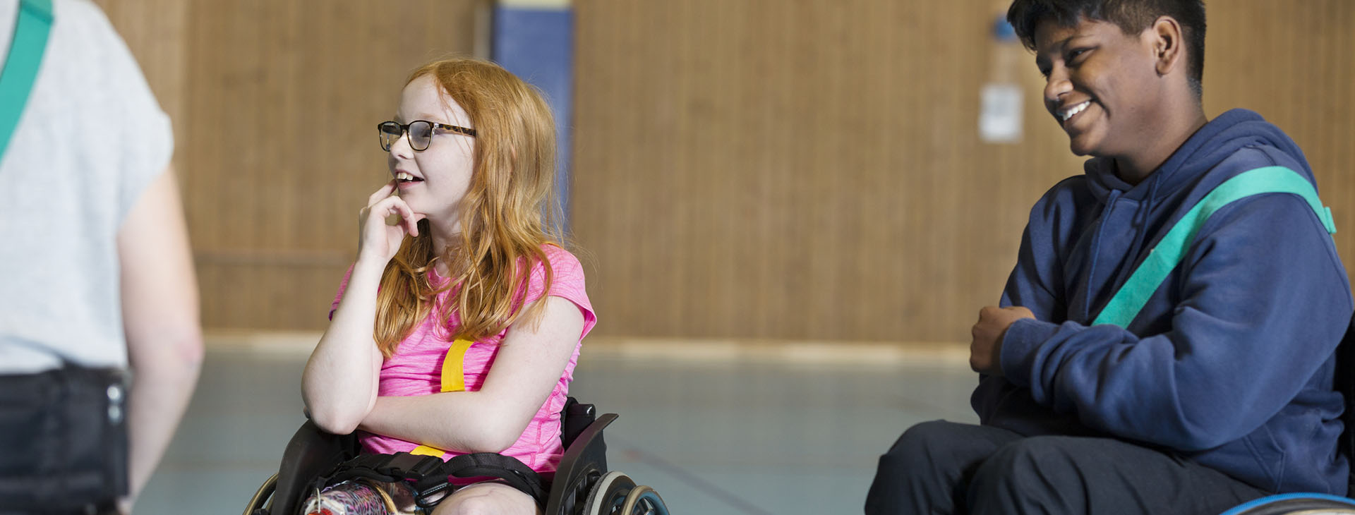 Innebandy i sporthall.