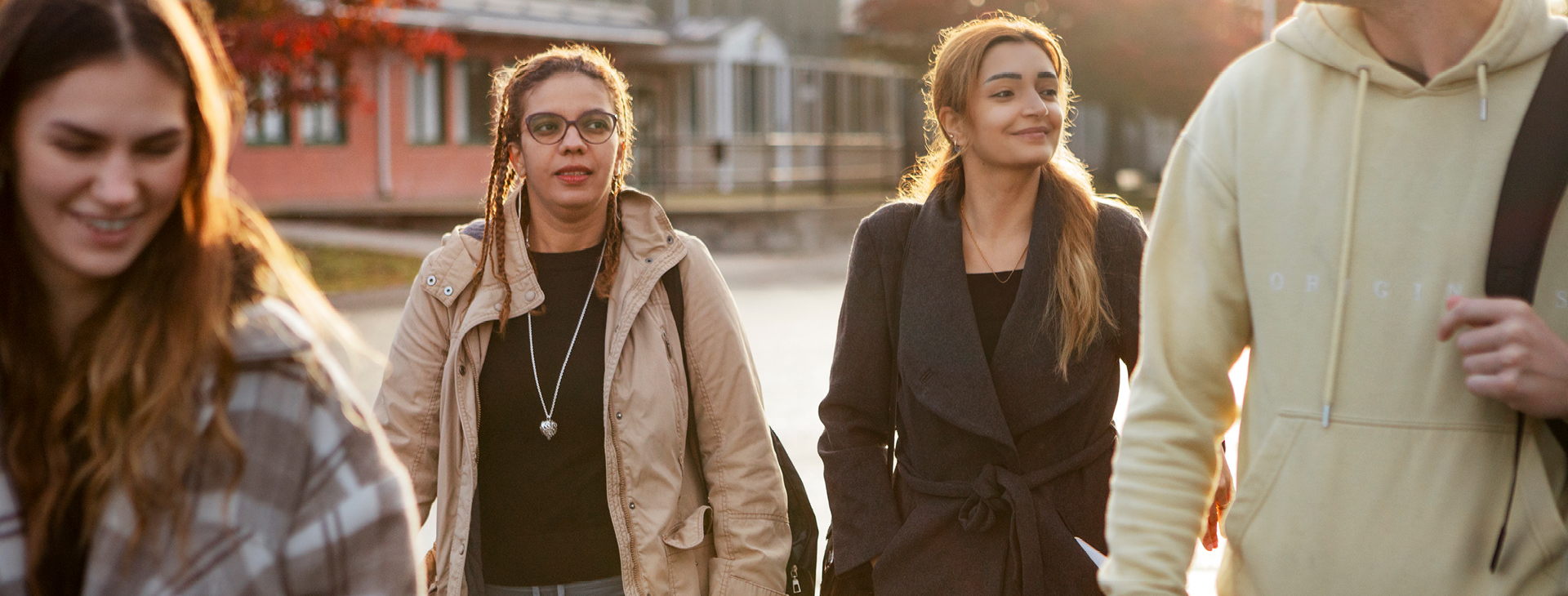 Studerande som sitter i skolmiljö.