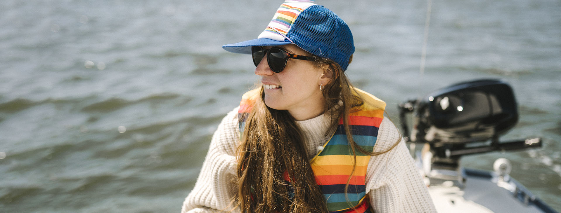 Kvinna i en motorbåt.