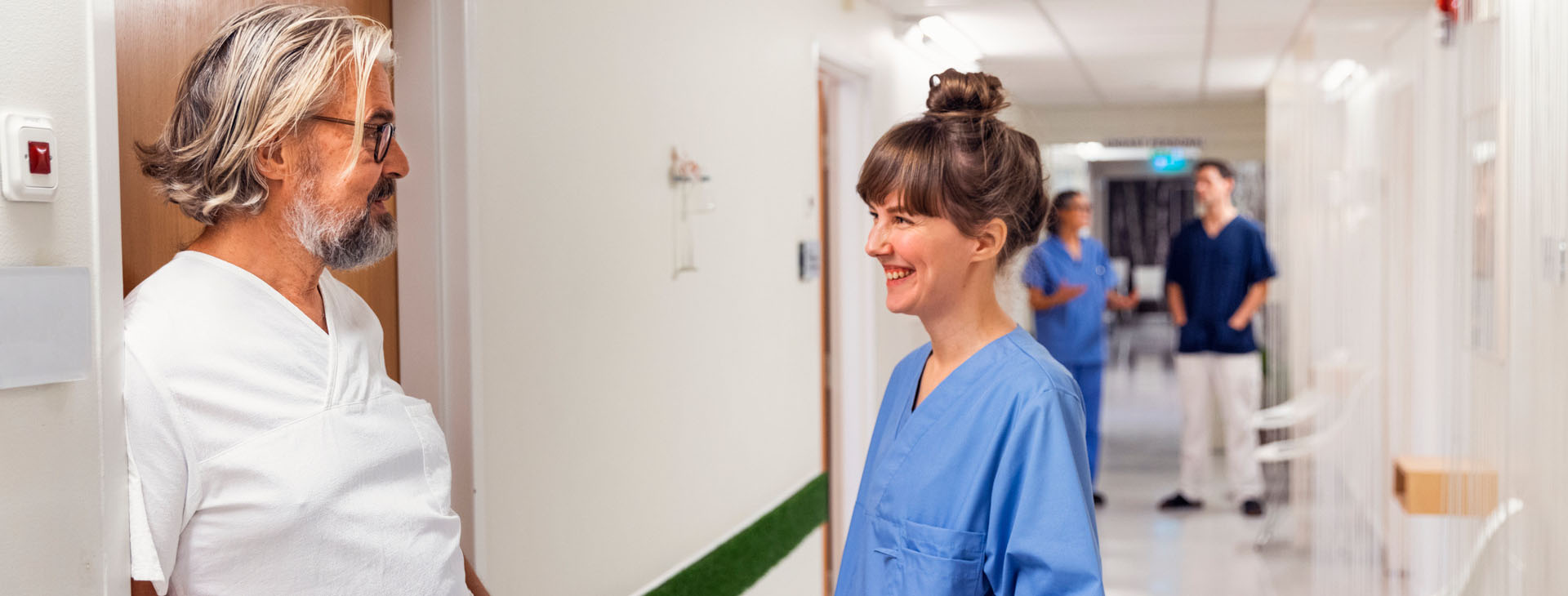 Sjukvårdspersonal i korridor. 