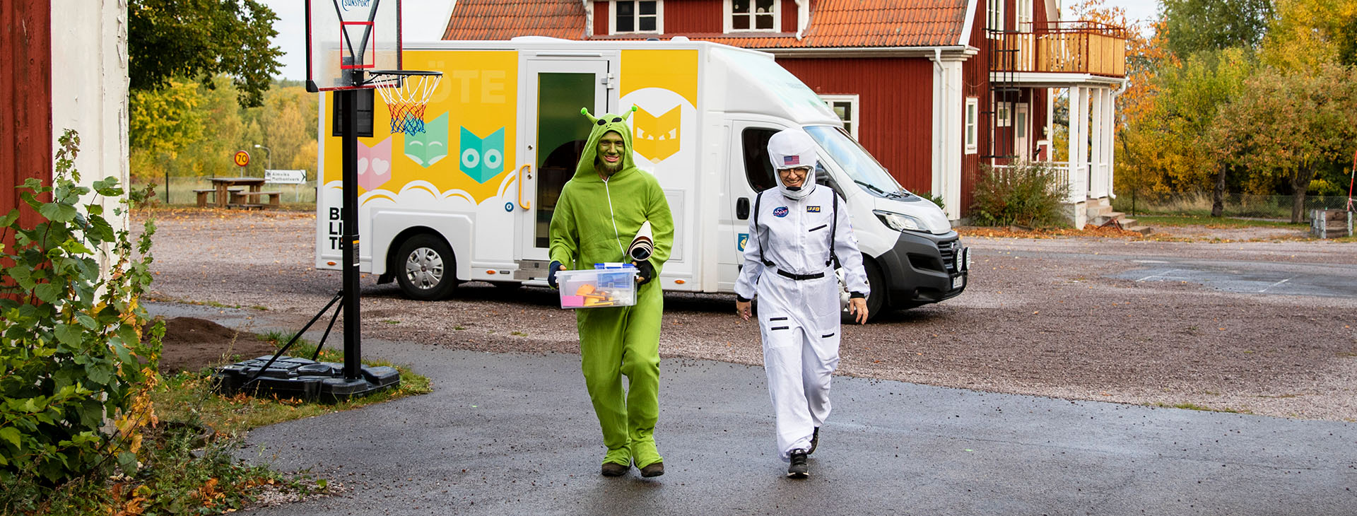 Bokbusspersonal i maskeradkläder.