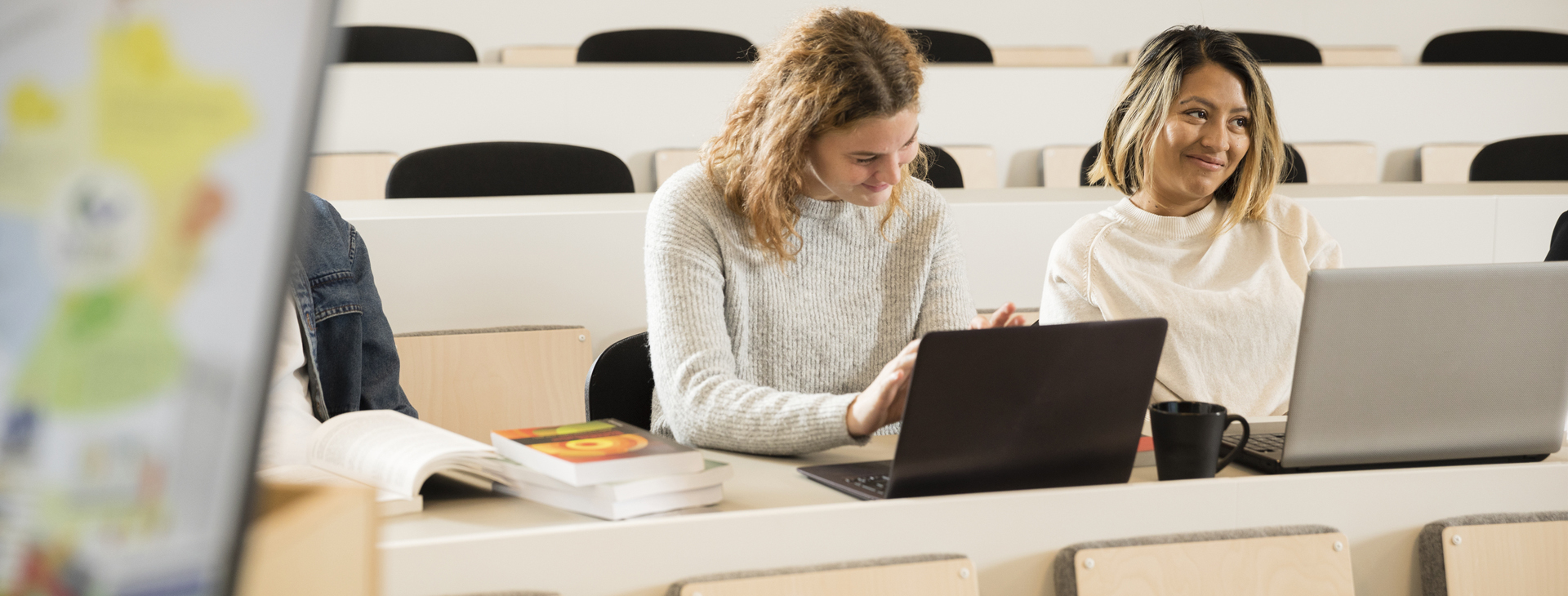 Studenter som sitter på lektion i en studio.