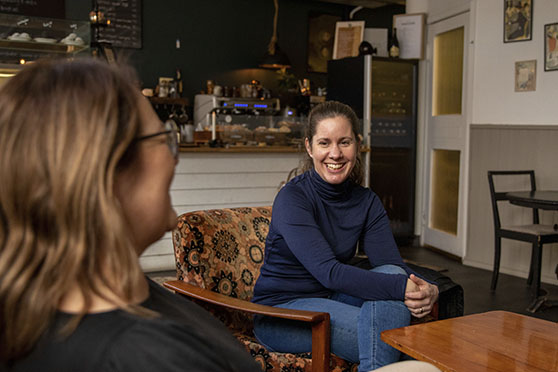 Anna och Hedi i soffan