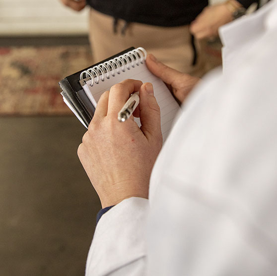 Anna skriver i sitt anteckningsblock