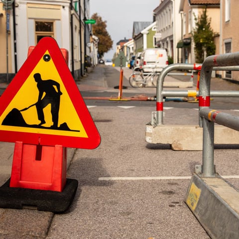 Skylt för vägavstängning på gatan i Västervik.
