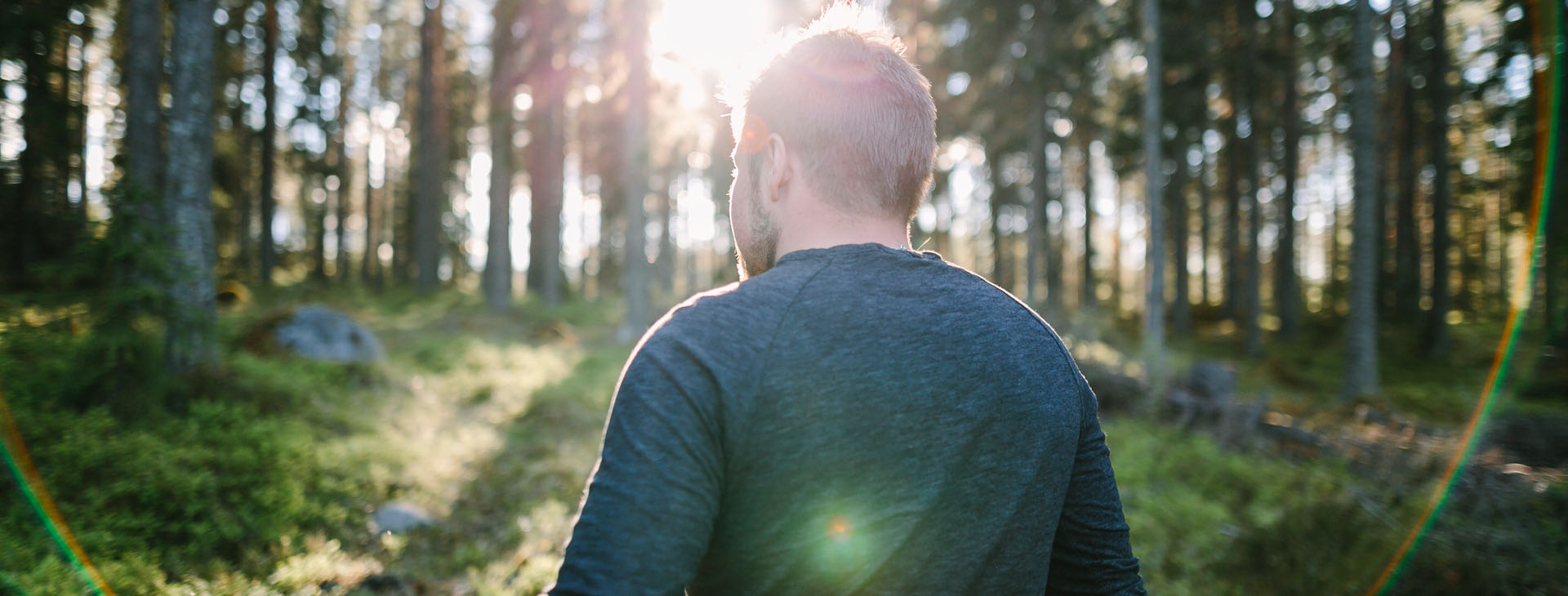 Man som går i skogen. 