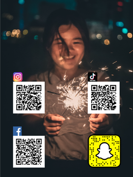 Person med tomtebloss och bilder på qr-koder till sociala medier. 