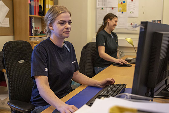 Josefin framför dator