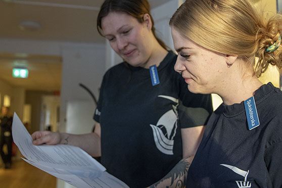 Josefin och Jenny läser