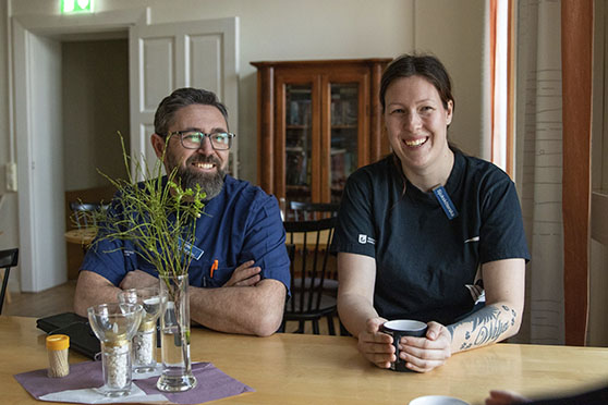 Jenny dricker kaffe med en kollega