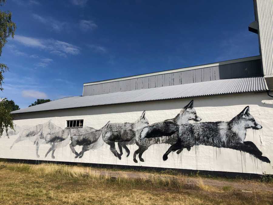 Väggmålning föreställande en springande räv.