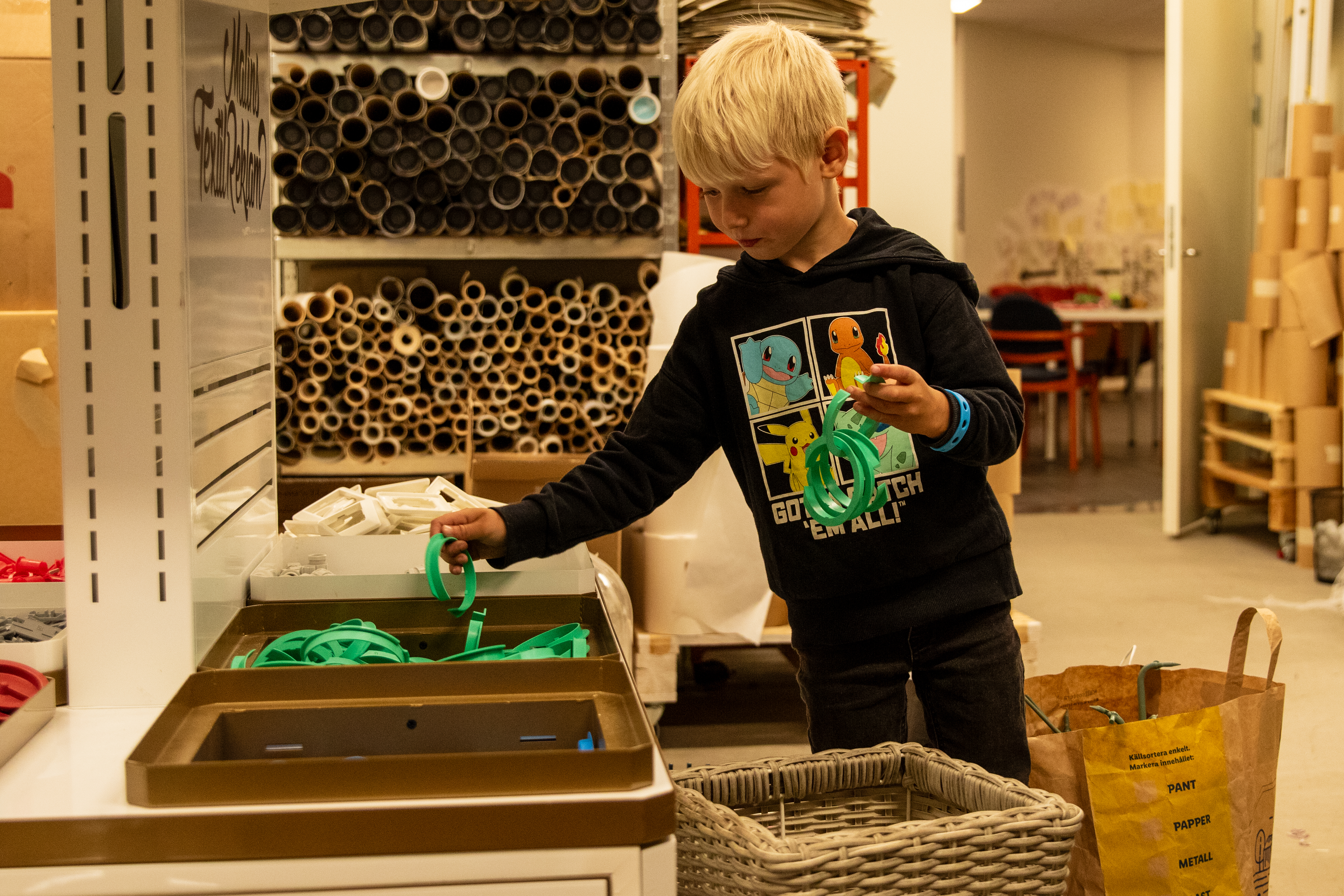 Barn som samlar pyssel.