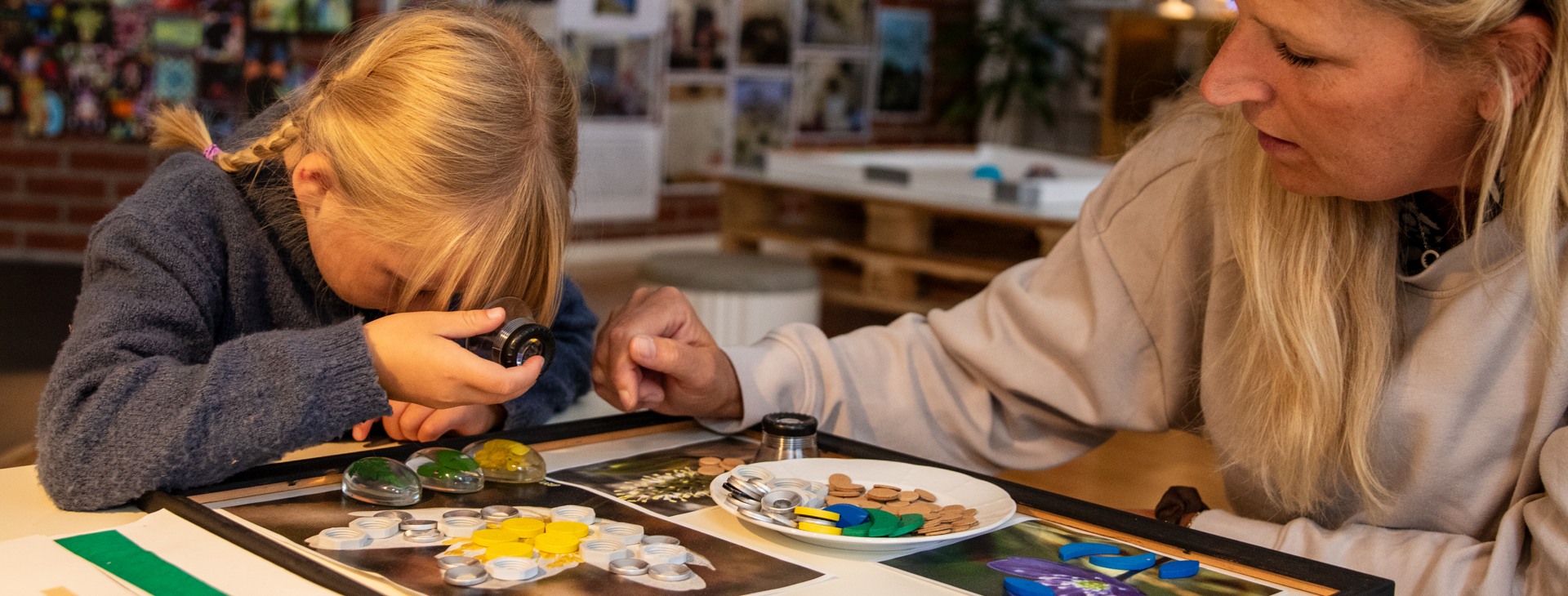 Pedagog pysslar med barn.