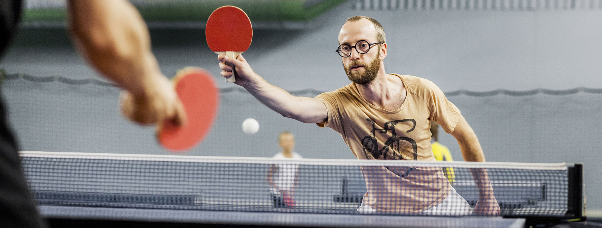 Man som spelar bordtennis.