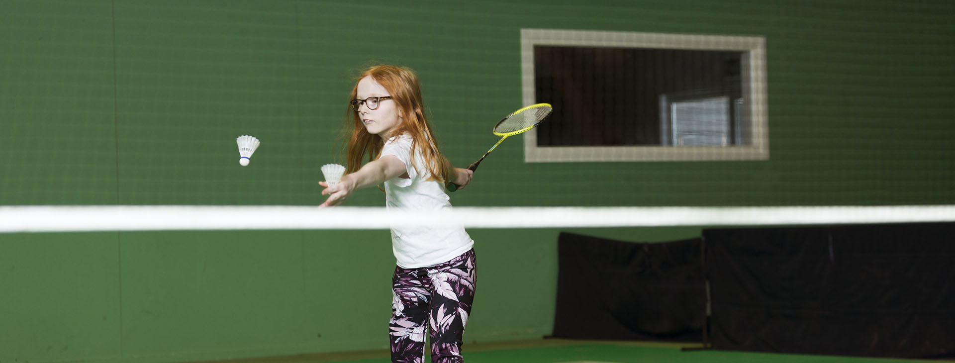 Barn som spelar badminton.