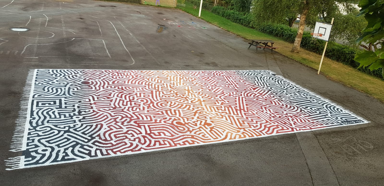 Markmålning föreställande en matta i olika färger med ett vitt nonfigurativt mönster och mattfrans. 