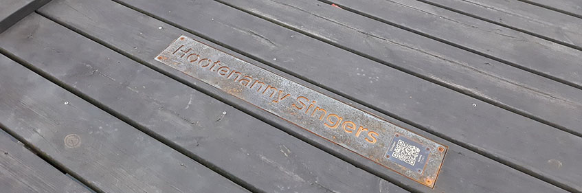 Brygga med skylt med texten Hootenanny Singers