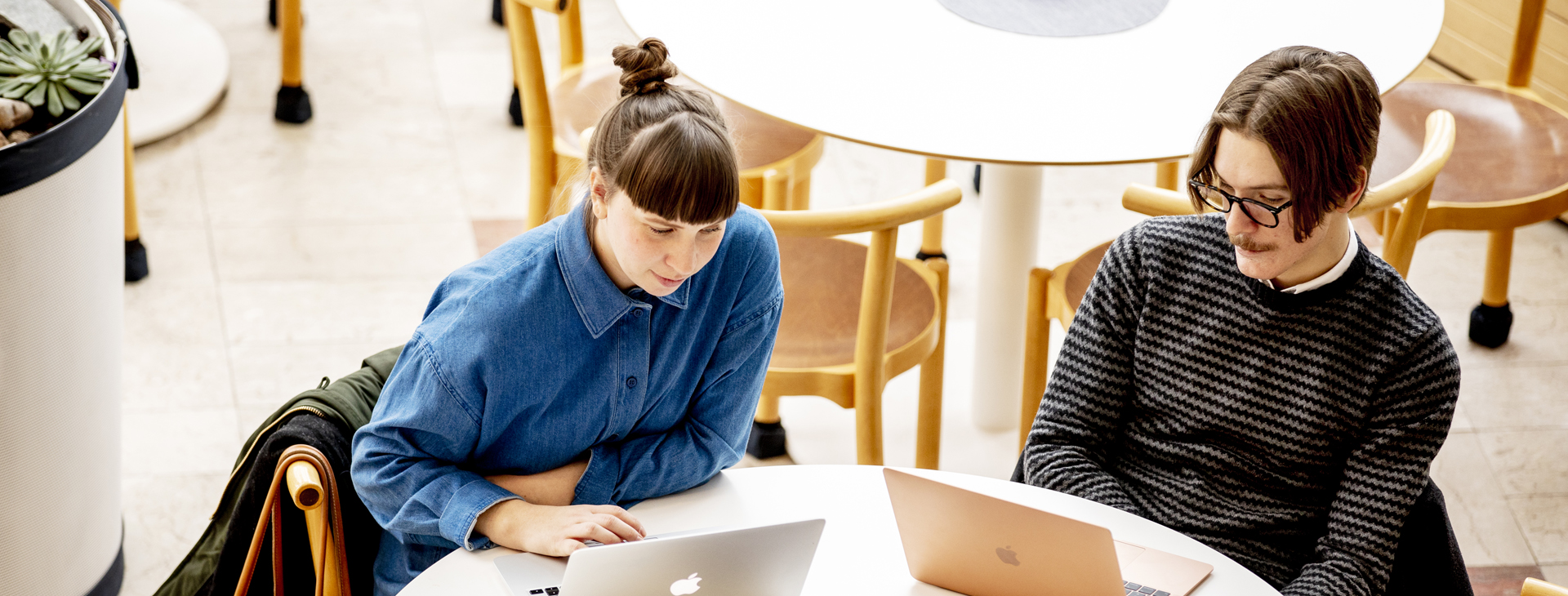 Två studenter som jobbar i kafeterian.