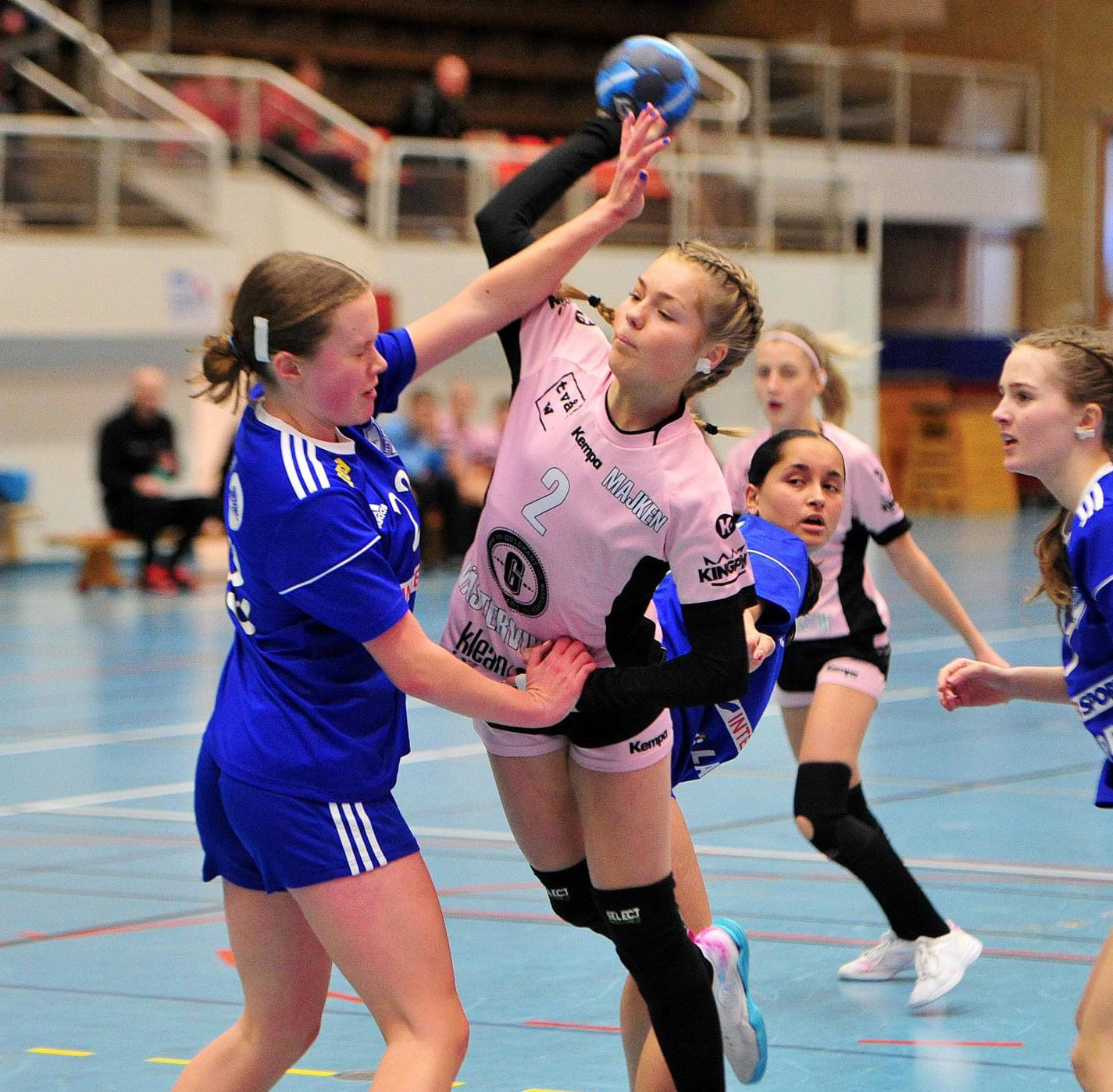 Tjejer som spelar handboll