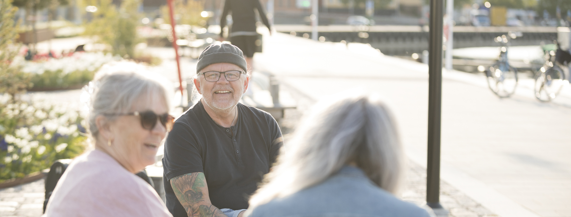 Vänner som sitter och pratar.
