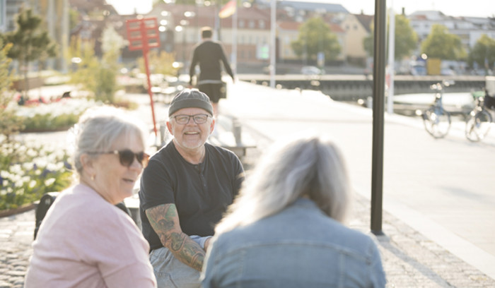 Vänner som sitter och pratar.