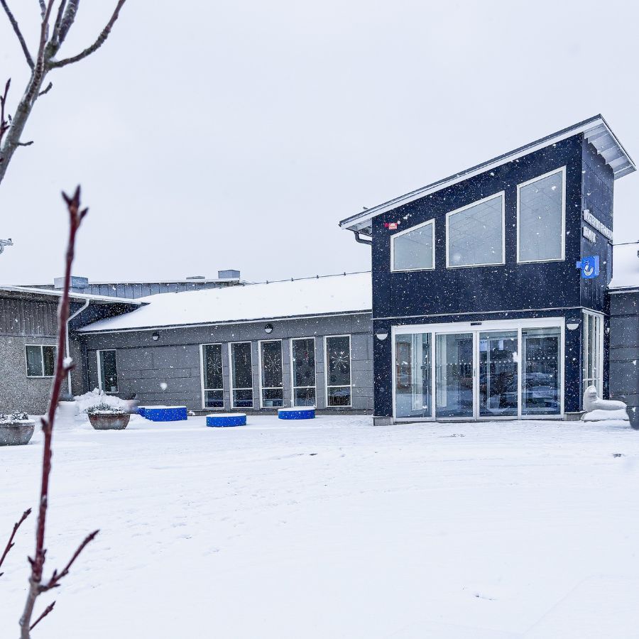 Skolan en snöig dag.