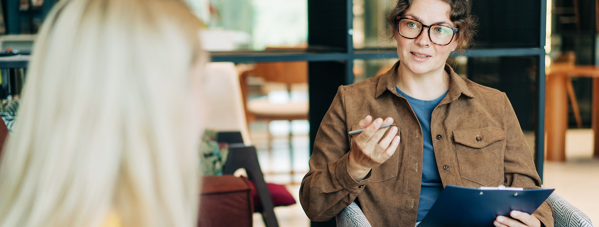 kvinna som håller i samtalsterapi